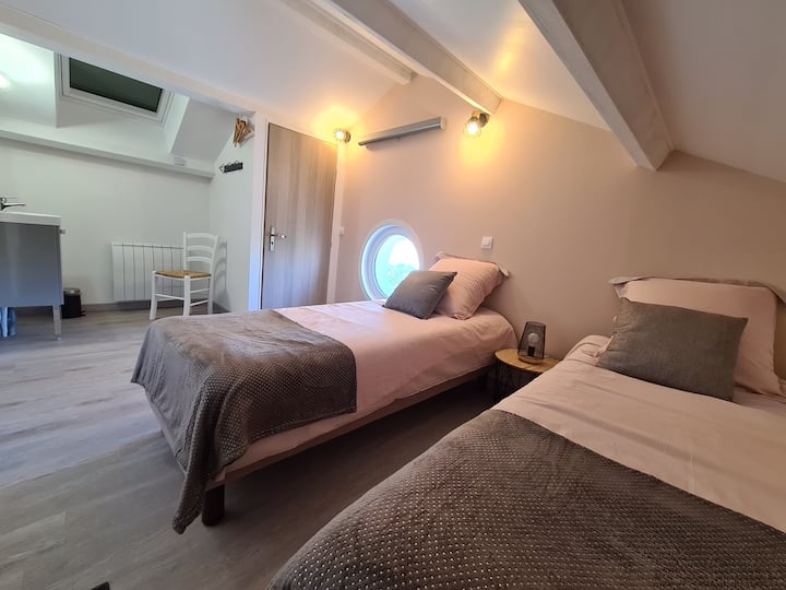 غرفة مانون (15 مترًا مربعًا )/ شخصان / سريران 80 × 200