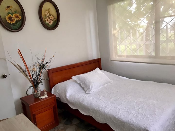 Este cuarto cuenta con  una cama doble   muy confortables.
Tiene arie acondicionado y baño al frente de la habitación.
Cuenta con una vista al mar muy bonita y es un lugar muy tranquilo.