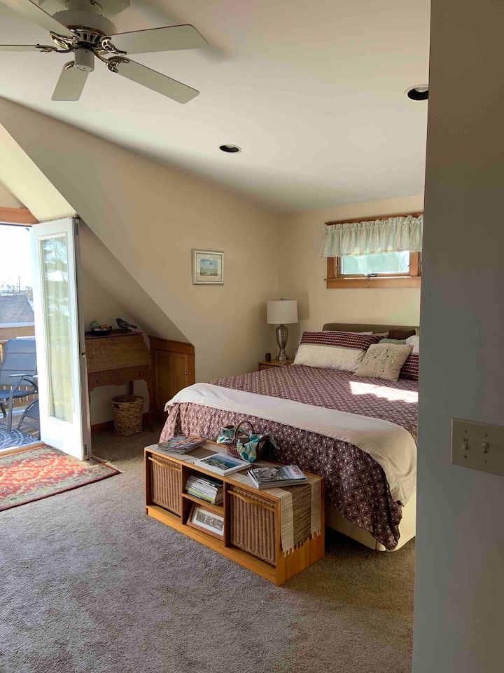 Удобен просторен крал