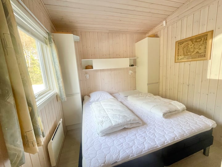 Chumba cha kulala cha kwanza kilicho na kitanda cha ukubwa wa kifalme chenye mwinuko. upana wa sentimita 180