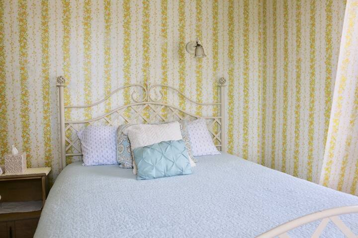 Sunny Flower Private Room in Historic House Ocean