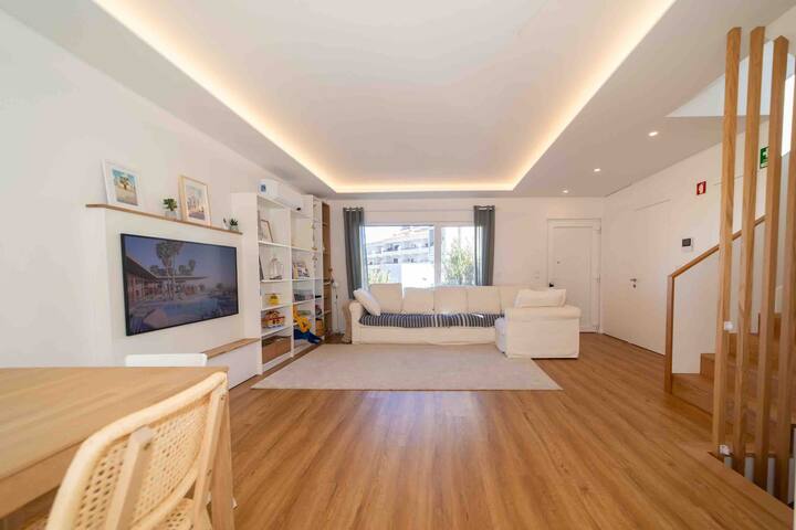 Villa with private garden & pool & sea view gallery image 4