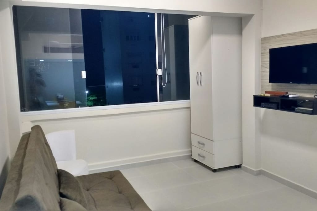 Sofá-cama, televisão smart com Wi-Fi e Netflix.