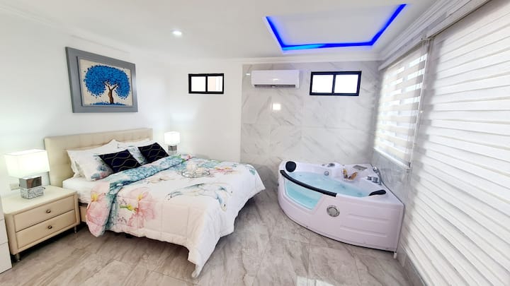 FAHAMISHA+593/96 759/3762
Studio Suite na Beseni la Maji Moto la Kibinafsi 