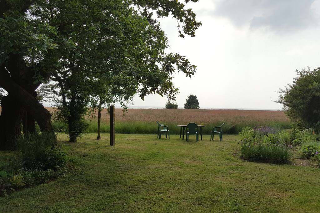 Achtertuin met zicht op IJsselmeer