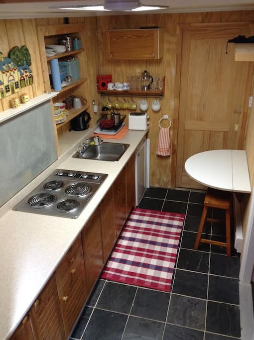 Cuisine vue en long avec table et tabouret