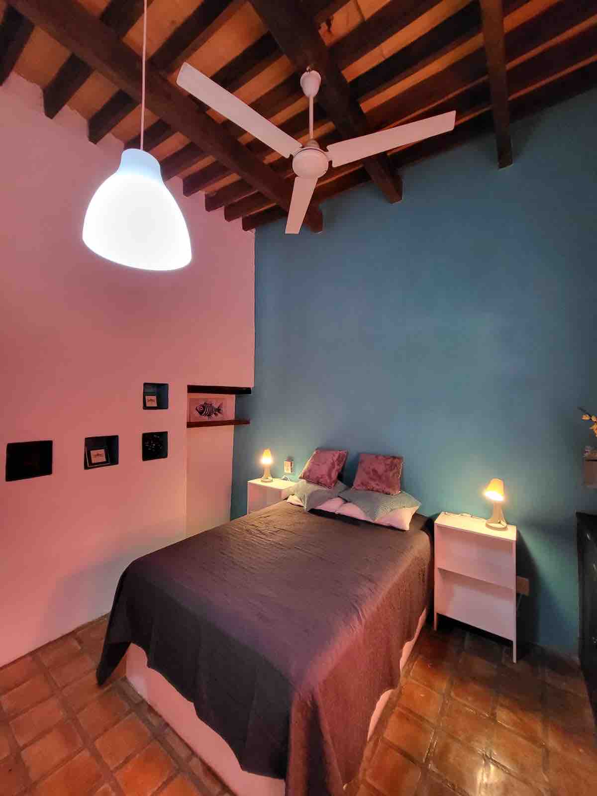 Основна спалня на приземния етаж с директен достъп до банята 