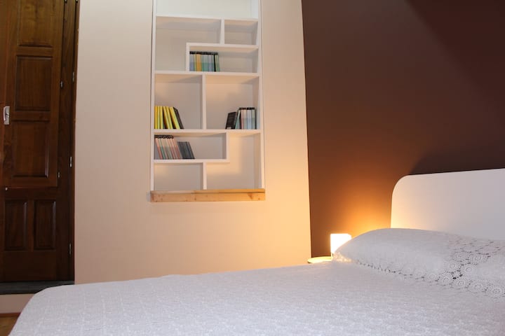 Al Maratoneta: Camera da letto altri particolari di interni