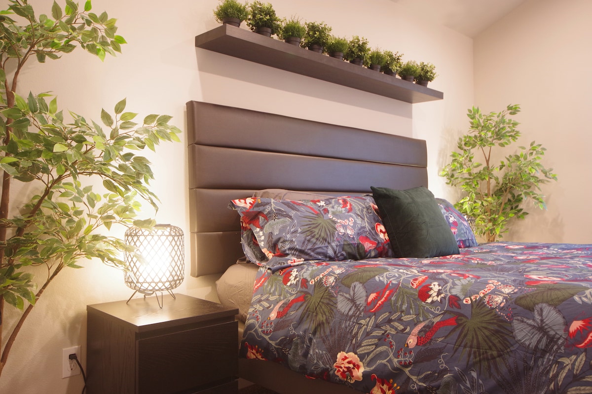 Почувствайте уютния лукс на плюшено двойно легло в този мастър апартамент в зелен стил