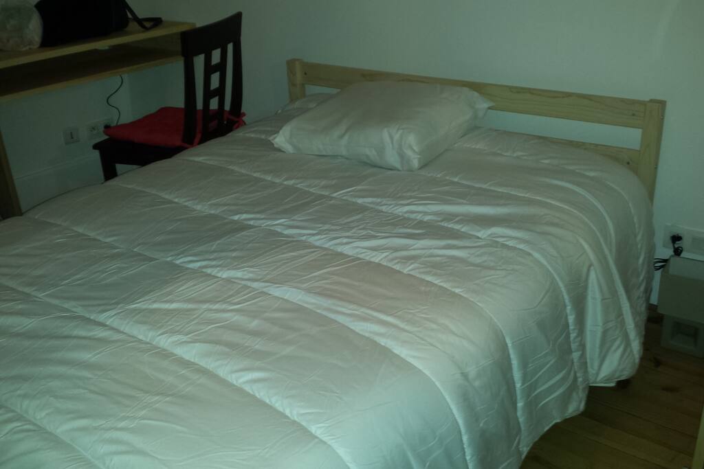 Une chambre avec une bonne literie