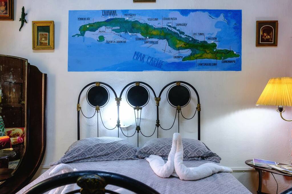 Cama con sus decoraciones