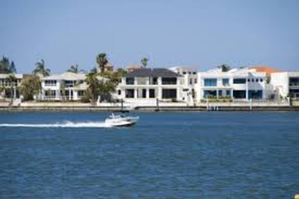 Great for boating with a boat ramp 1minute away. Also lovely view of the exclusive Sovereign Island.