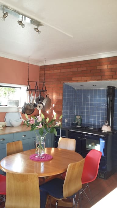 well equipped kitchen with seating for 6 peaple