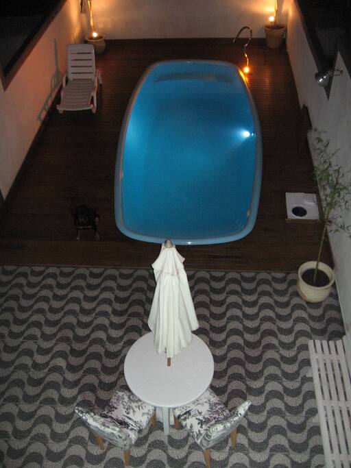 piscina a noite