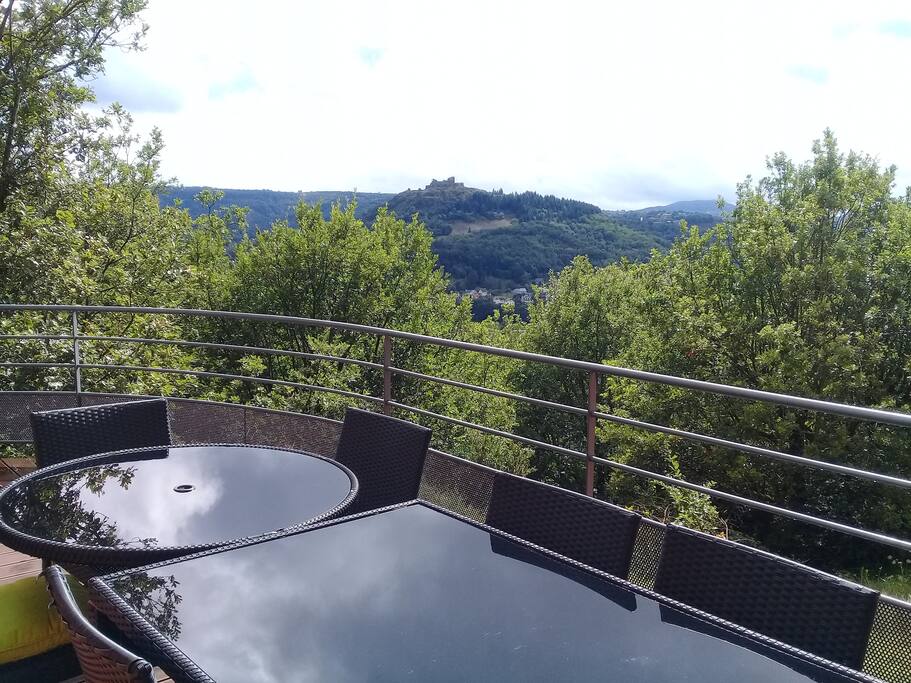 Le "coin repas" sur la terrasse.
