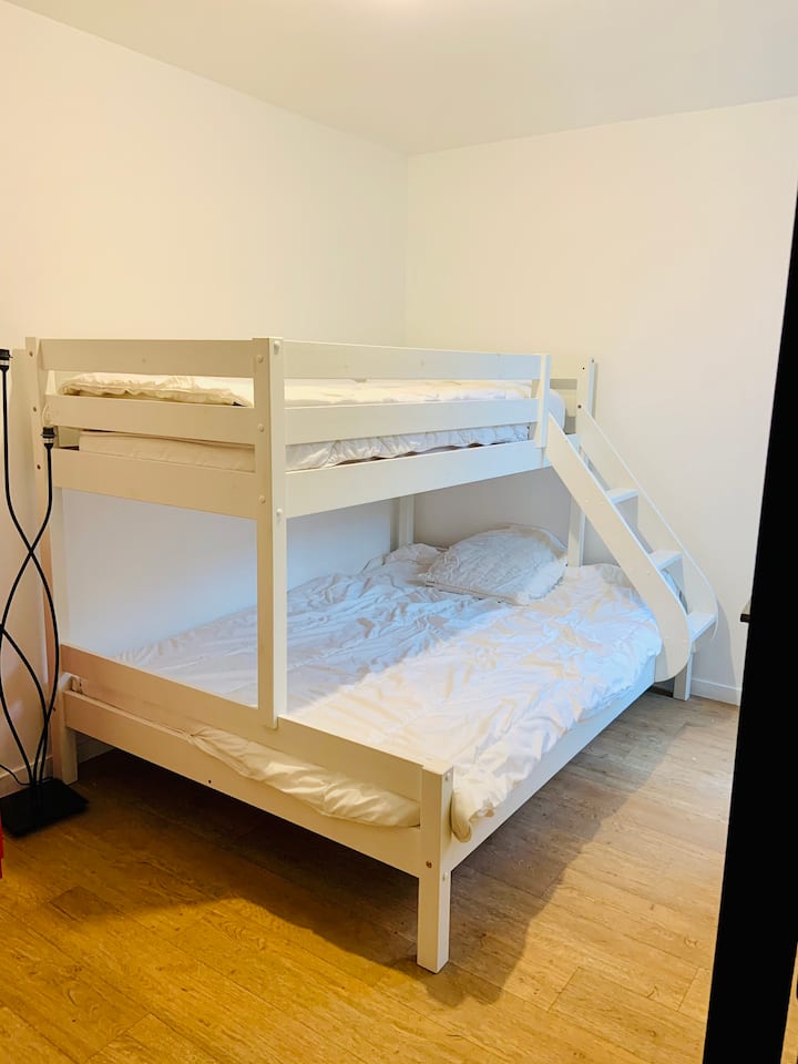 חדר שינה 1: 140 ס"מ מיטה נפתחת + 90 ס"מ מיטה