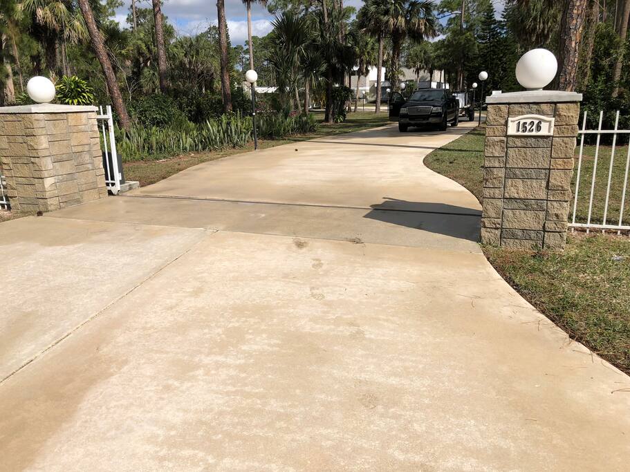 Main gate (private and exclusive with access code)
