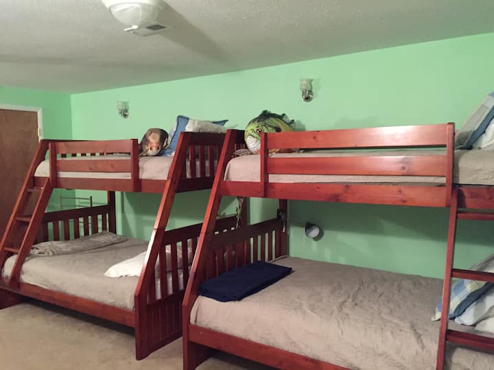 Habitación litera con literas completas y individuales para los niños...con su propio baño privado.