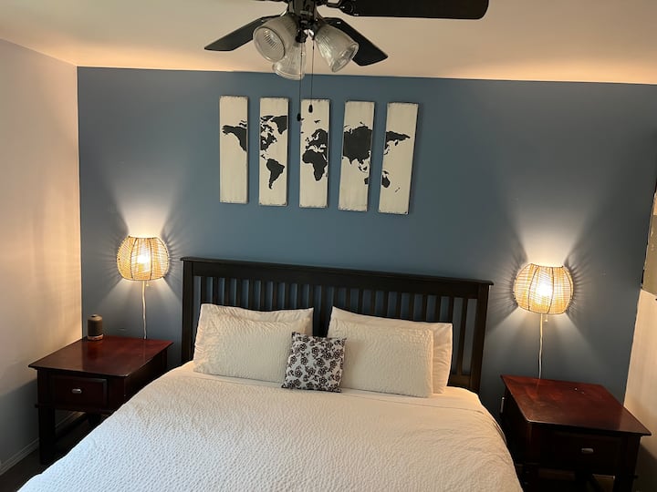 Kitanda aina ya King katika nyumba ya kulala wageni.