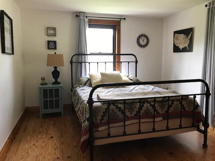 1. spavaća soba s udobnim bračnim krevetom. 