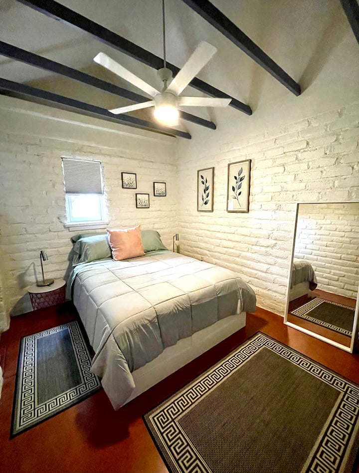 Queen bed in 2nd bedroom