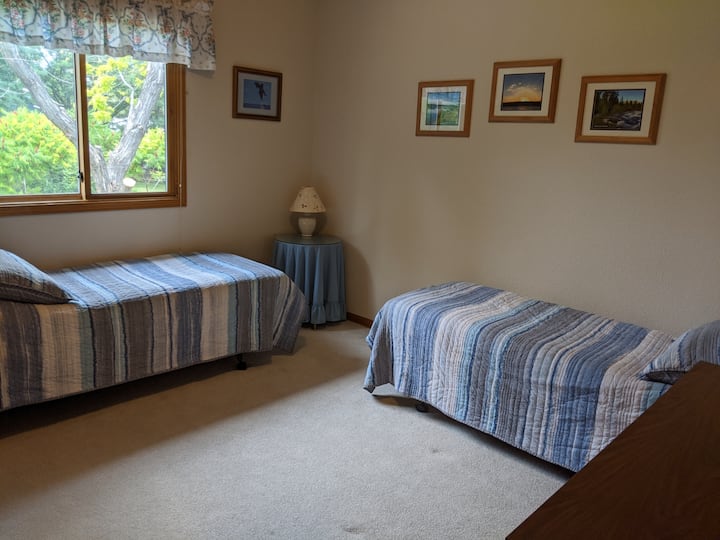 两张超长单人床。 遥控迷你分体式空调/供暖系统，可控制您的房间温度。 配备齐全的梳妆台和衣柜，供您使用。 用于手机充电的USB插座