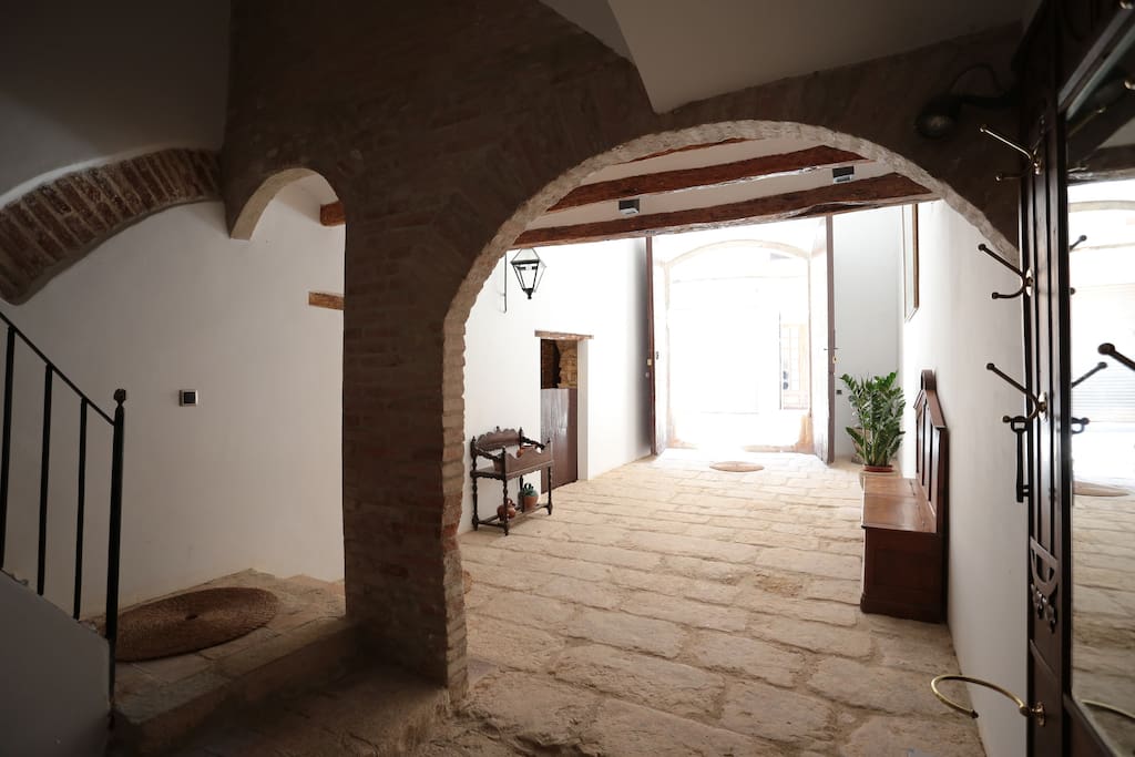 Entrada principal de la casa, con acceso a las habitaciones, y salas polivalentes