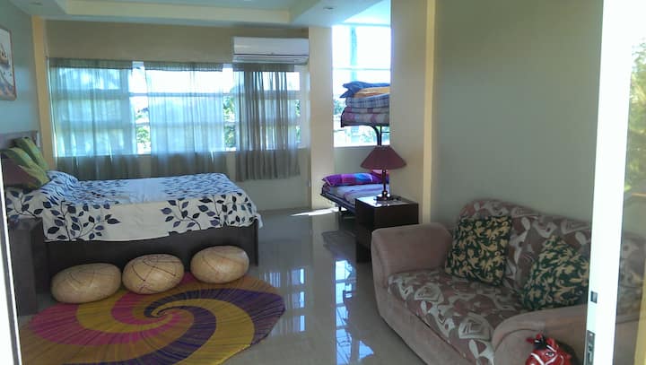 El dormitorio 1 tiene capacidad para 6 personas; con colchones de cama que pueden permitir que 5 huéspedes más duerman en el suelo...