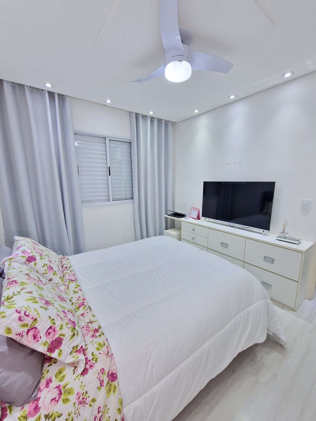 Habitación 2: Habitación Doble, cama matrimonial de tamaño estándar, espacio para oficina en casa y posibilidad de poner la sala de TV en el dormitorio 2. **Apenas uma TV no apartamento.** (fotos ilustrativas)