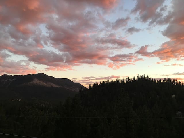 Tahoe Mountain Room: Bunkbeds, King, Private Bath
