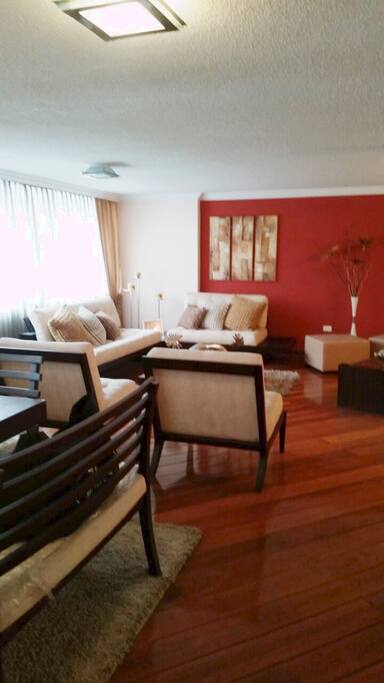 Dining / Living room. Sala y Comedor modernos con espacios amplios, piso de tablon.