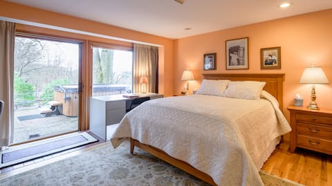 Large Private in-law suite with  hot tub.