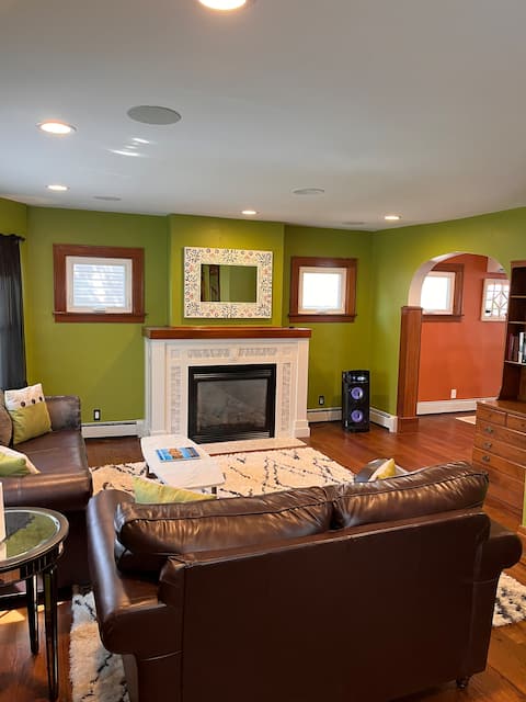 Top Airbnb: Modern Full Home: Hot Tub, Updated Kitchen & Bath in Buffalo / Cheektowaga