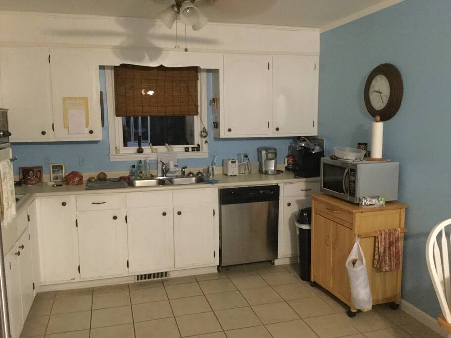 Full service kitchen; coffee; snacks; breakfast provided.
