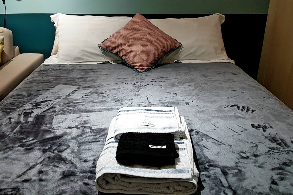 Cama com molas ensacadas, lençol de 400 fios, apoio de cabeça, travesseiros, almofada, cobertor soft, toalha de banho, toalha de rosto e toalha preta make up.
