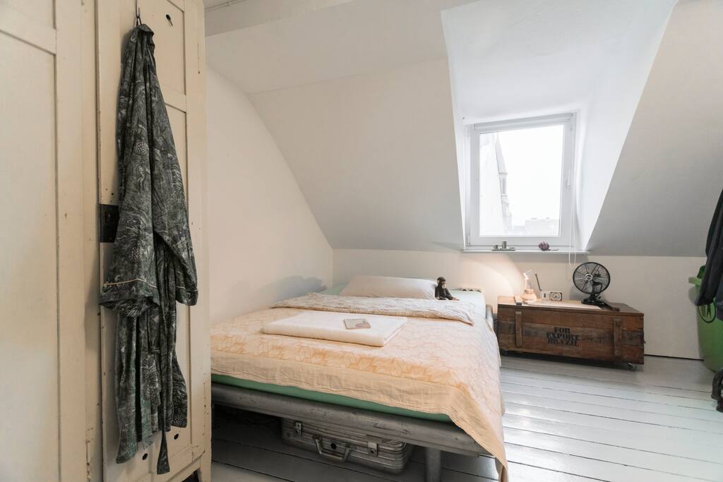Light but cosy, the bedroom with space for two welcomes you.