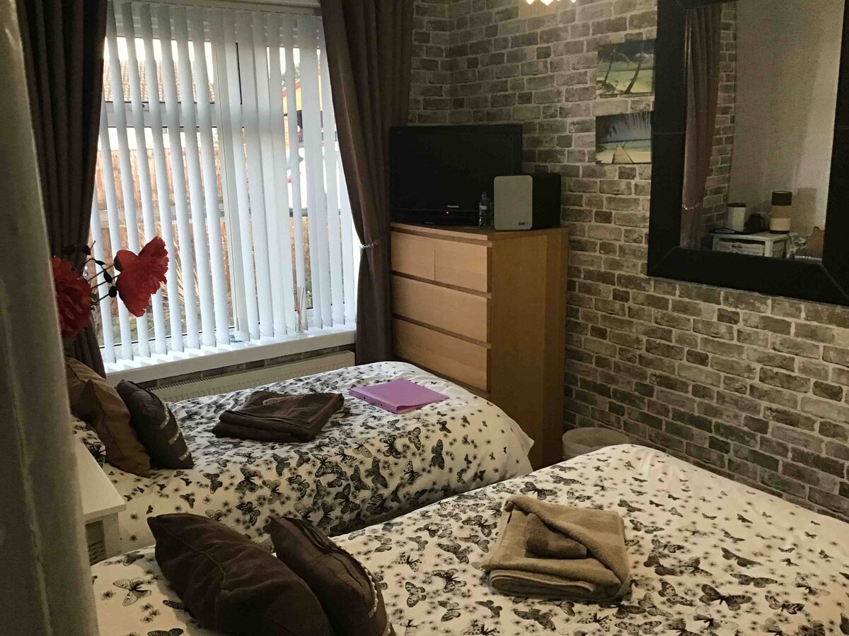 Twin room which can be converted to Queen bed. Please let us know when booking. 