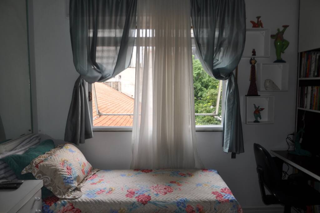 Quarto montado com duas camas de solteiro (cama de casal também disponível)