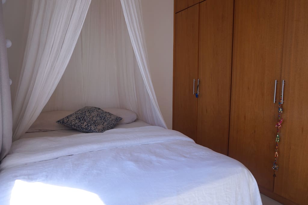 Bedroom with Queen Size double bed, wardrobe, desk, a super silent air con (split/inverter)
and a fantastic view.