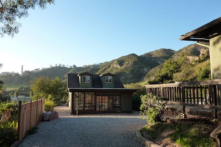 Private, peaceful guest cottage w/ loft in Malibu