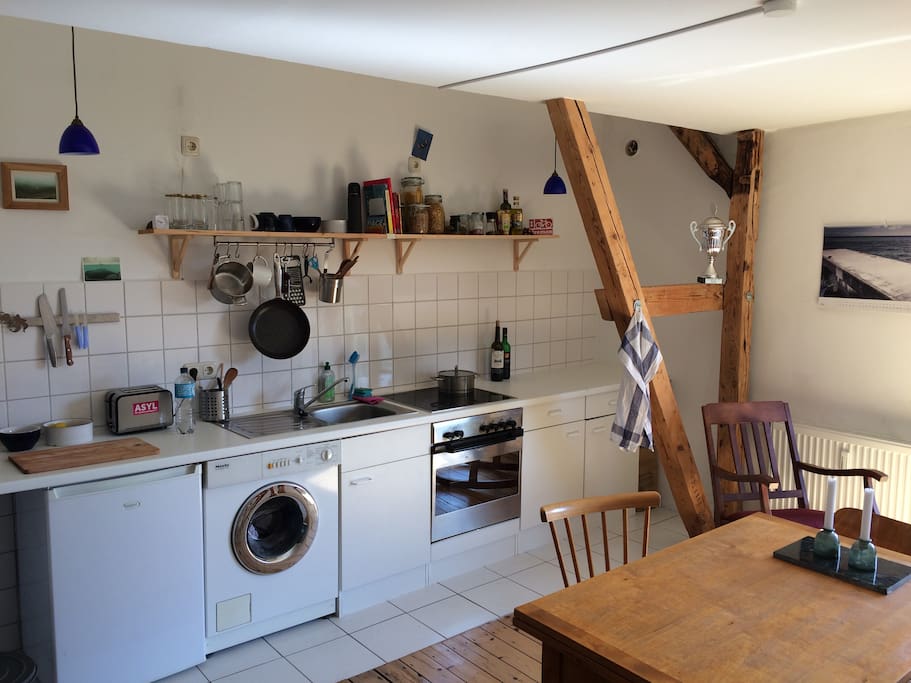 Wohnküche, voll ausgestattet.