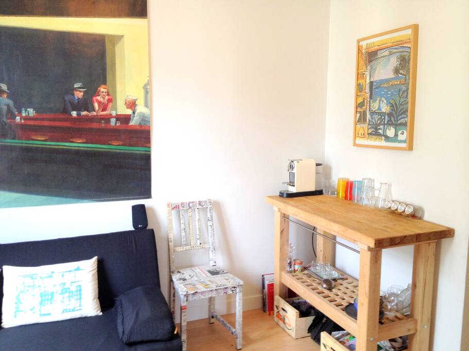 Le salon est pratique, le canapé sert de canapé lit