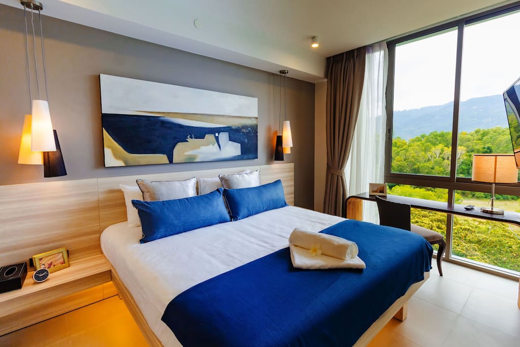 Bedroom with air conditioning, TV and mountain view