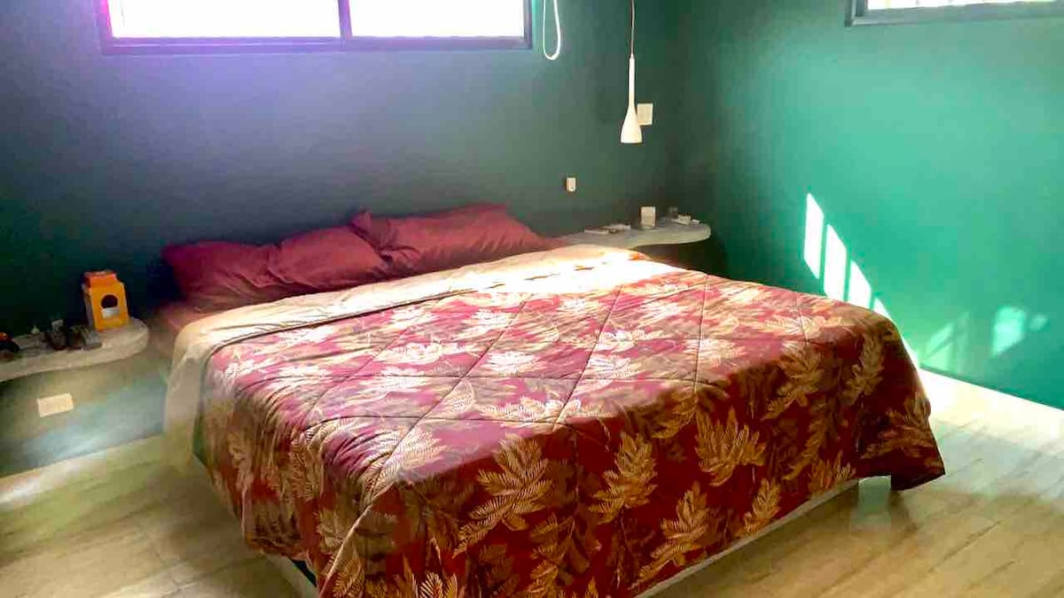 Главна спална соба

- 1 брачен кревет (широк 180-220 см
- Кабелска телевизија во оваа соба