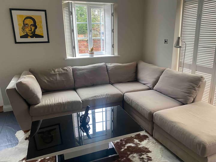Charming Villa, Village Location - Nottingham