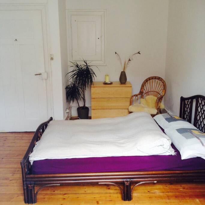 Zimmer mit Balkonzugang