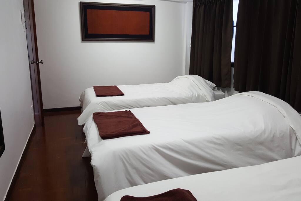 ห้องนอน6 3 เตียงริมระเบียงสวน