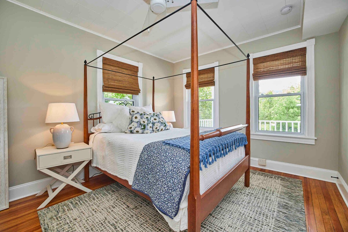 Ky krevat elegant me katër postera dopio "queen" duket mbi përroin e troftës Piney Run.