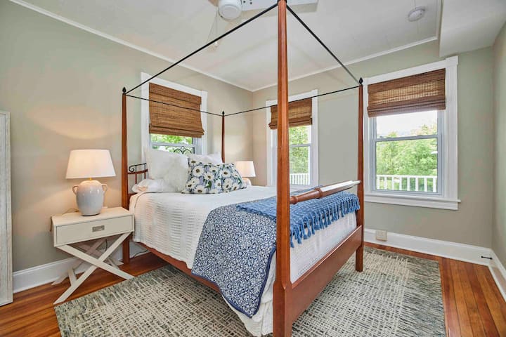 Esta elegante cama tamaño queen con dosel tiene vistas al arroyo de truchas Piney Run.