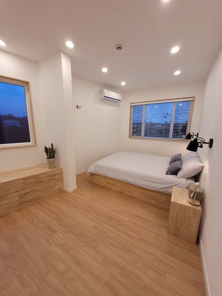   Priestranný priestor, menšia manželská posteľ  